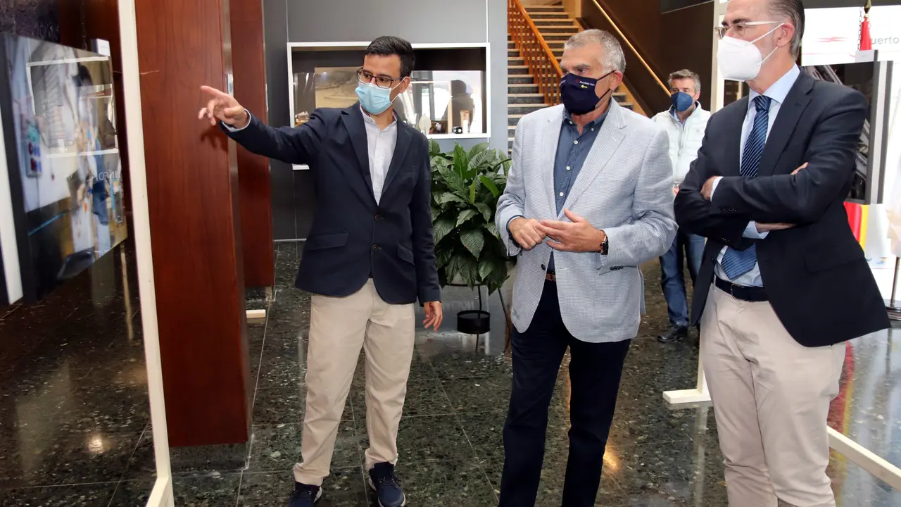 Silva, V&aacute;zquez Freire y V&aacute;zquez Almui&ntilde;a visitando la exposici&oacute;n en la Autoridad Portuaria