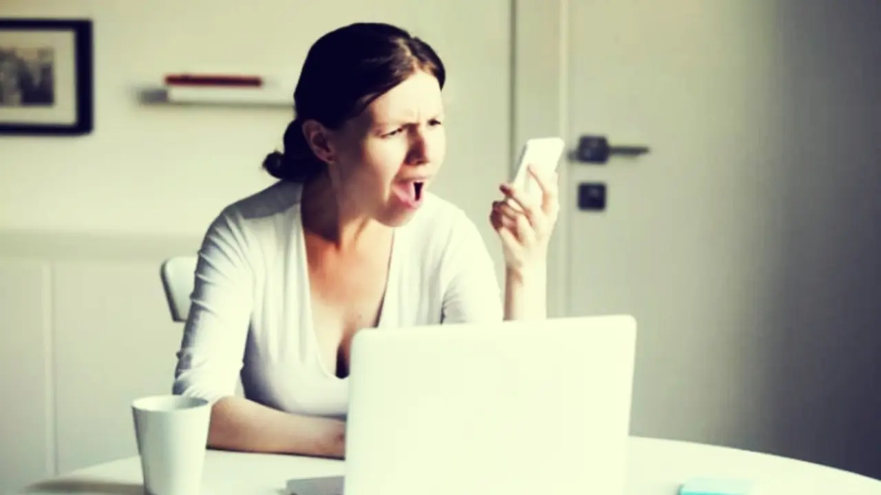 Una mujer enojada hablando por tel&eacute;fono. / Pexels.