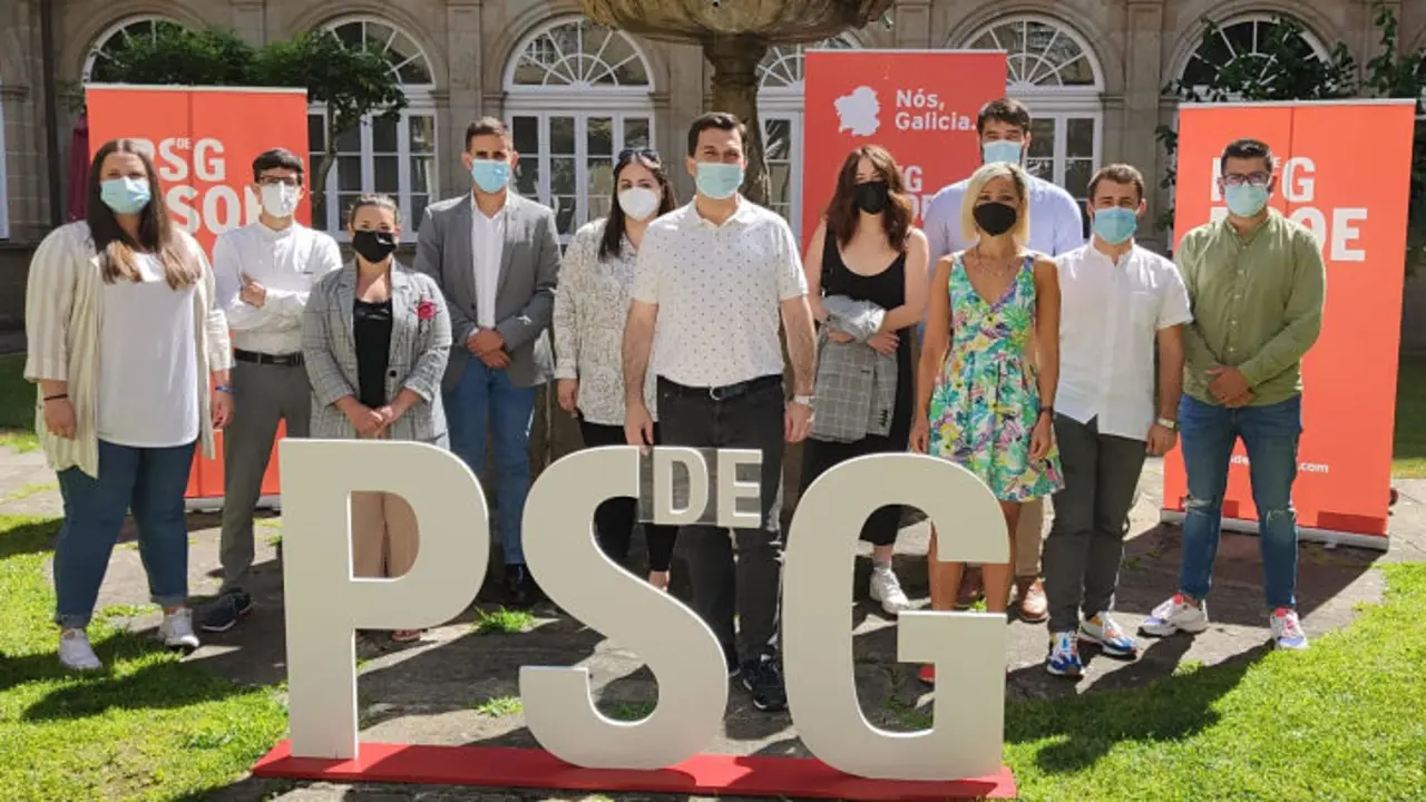 Gonzalo Caballero con concejales y concejalas socialistas. / PSdeG-PSOE