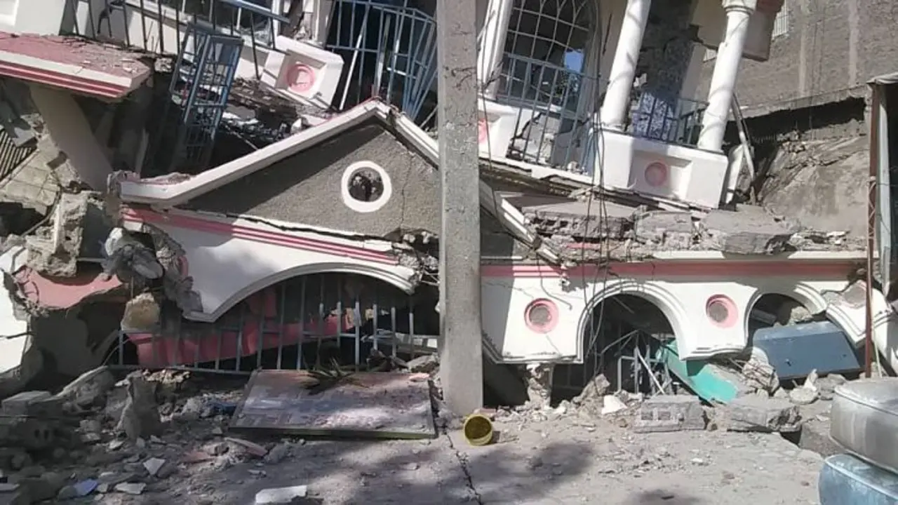 Da&ntilde;os materiales tras el terremoto en Hait&iacute;. /@earthquakestime
