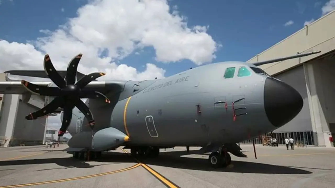 Avi&oacute;n A400 del Ej&eacute;rcito del Aire/. RRSS