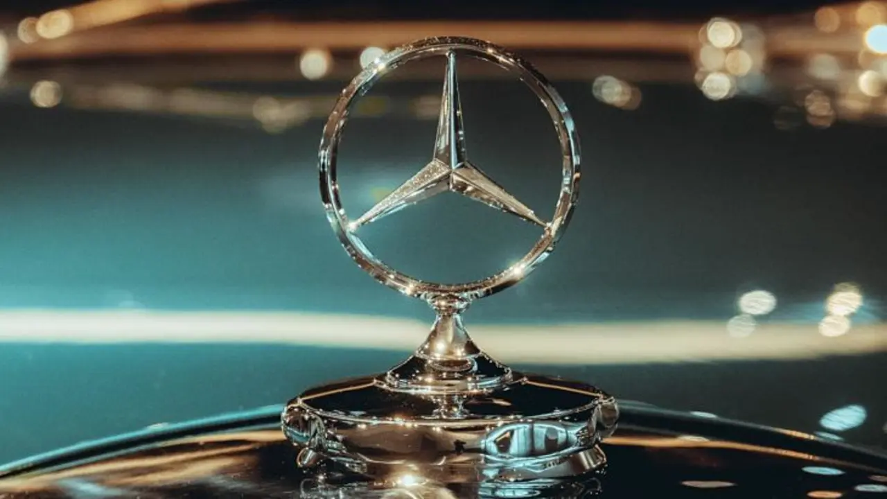 Logotipo de Mercedes Benz. / Unplash.