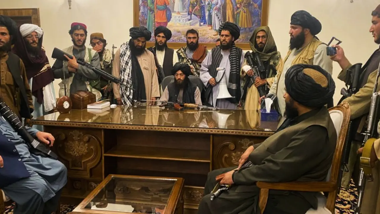Los talibanes al tomar el control del palacio presidencial de Afganist&aacute;n. /X