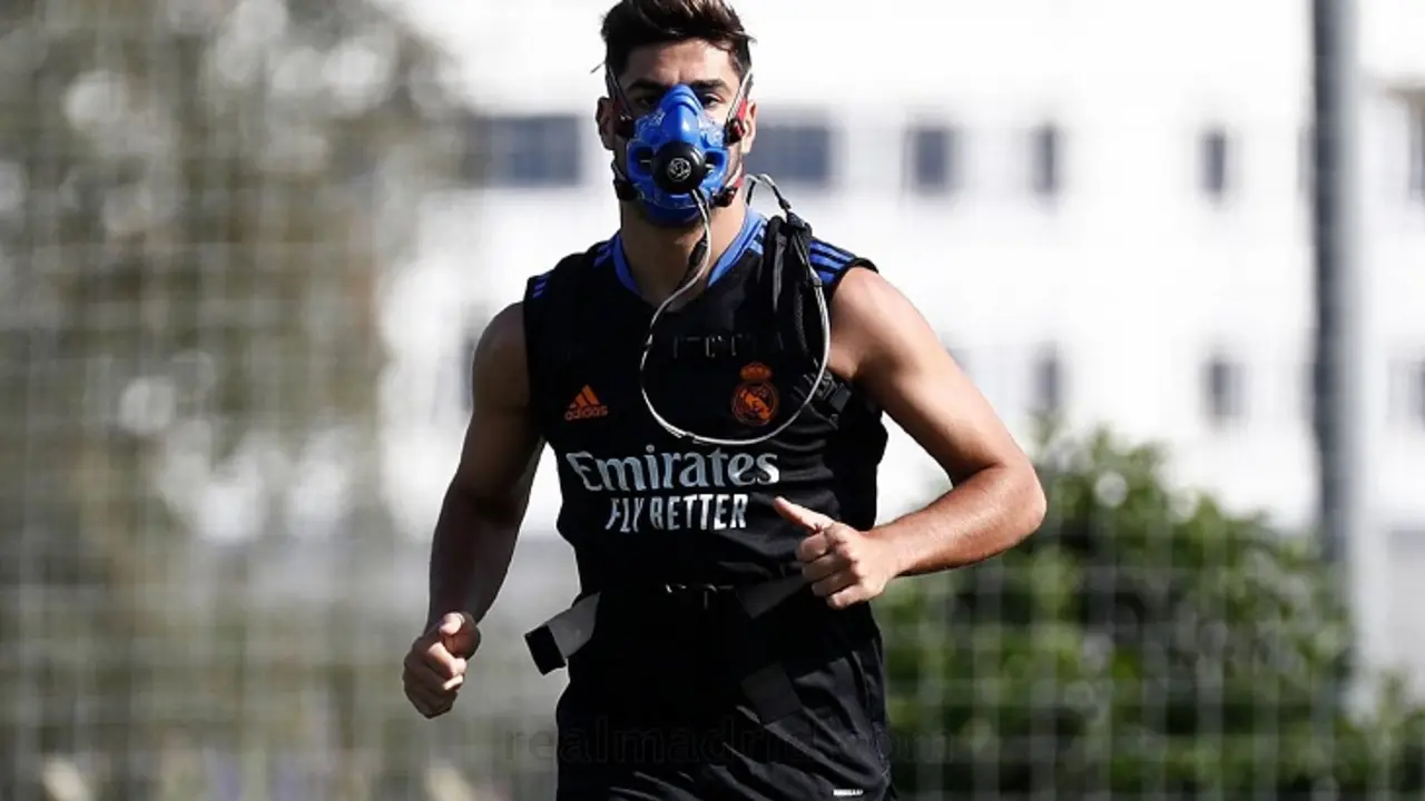 Marco Asensio realiza trabajo de fondo con una mascara de oxigeno. realmadrid.com