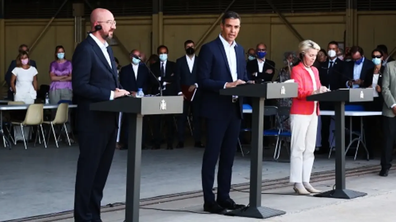 El presidente del Consejo Europeo, Charles Michel; el presidente del Gobierno espa&ntilde;ol, Pedro S&aacute;nchez; y la presidenta de la Comisi&oacute;n Europea, Ursula von der Leyen, en Torrej&oacute;n de Ardoz. Pool Moncloa/Fernando Calvo