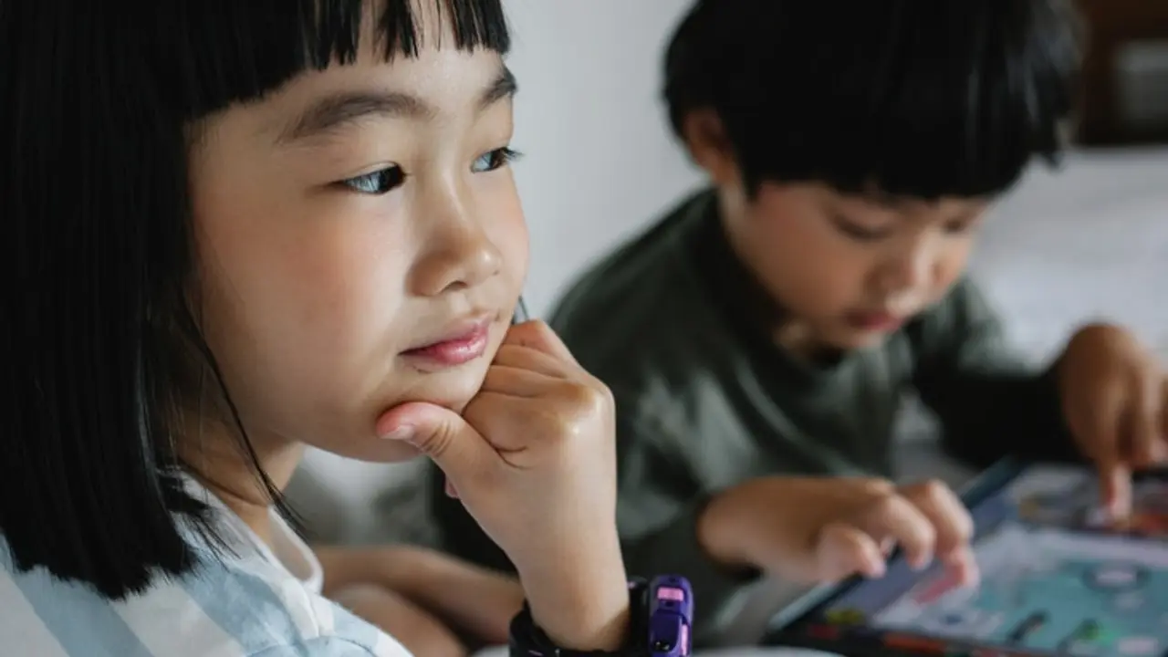 Ni&ntilde;os jugando con sus dispositivos. / Pexels.com.