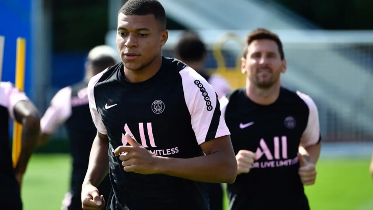 Kylian Mbapp&eacute; entrena junto a Messi. @psgespanol