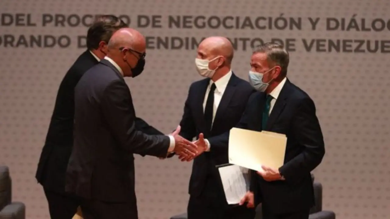 Nuevo encuentro entre representantes del Gobierno venezolano y la oposici&oacute;n en el marco del proceso de di&aacute;logo iniciado hace tres semanas en Ciudad de M&eacute;xico. / Twitter