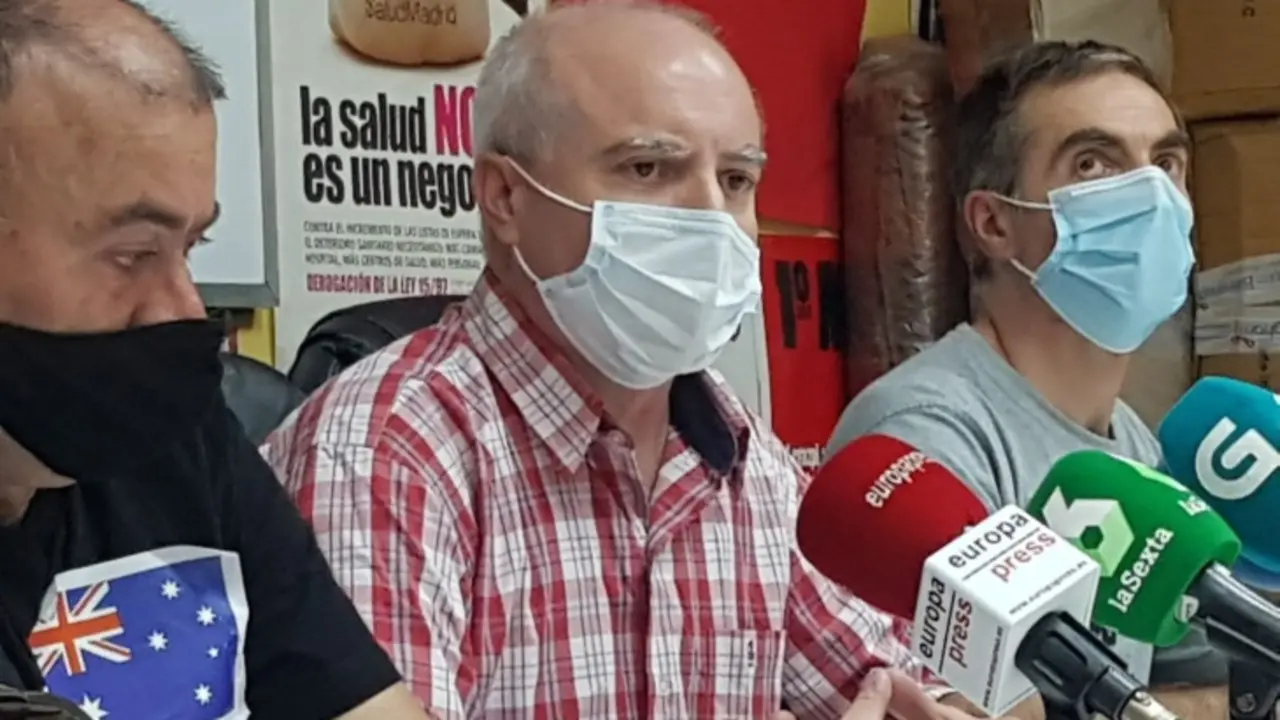 Pablo Costas Villar, marinero espa&ntilde;ol, en rueda de prensa en su llegada a Madrid. Twitter @PlataformaEMT