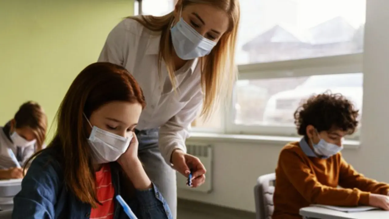 Ni&ntilde;os en clase con mascarilla. / consalud.es