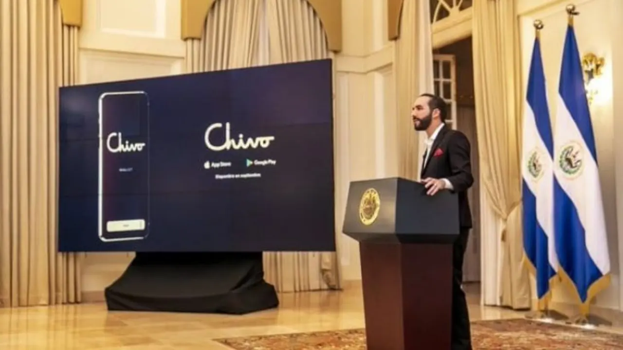 El presidente de El Salvador, Nayid Bukele, presentando Chivo, una billetera digital. / CriptoNoticias.