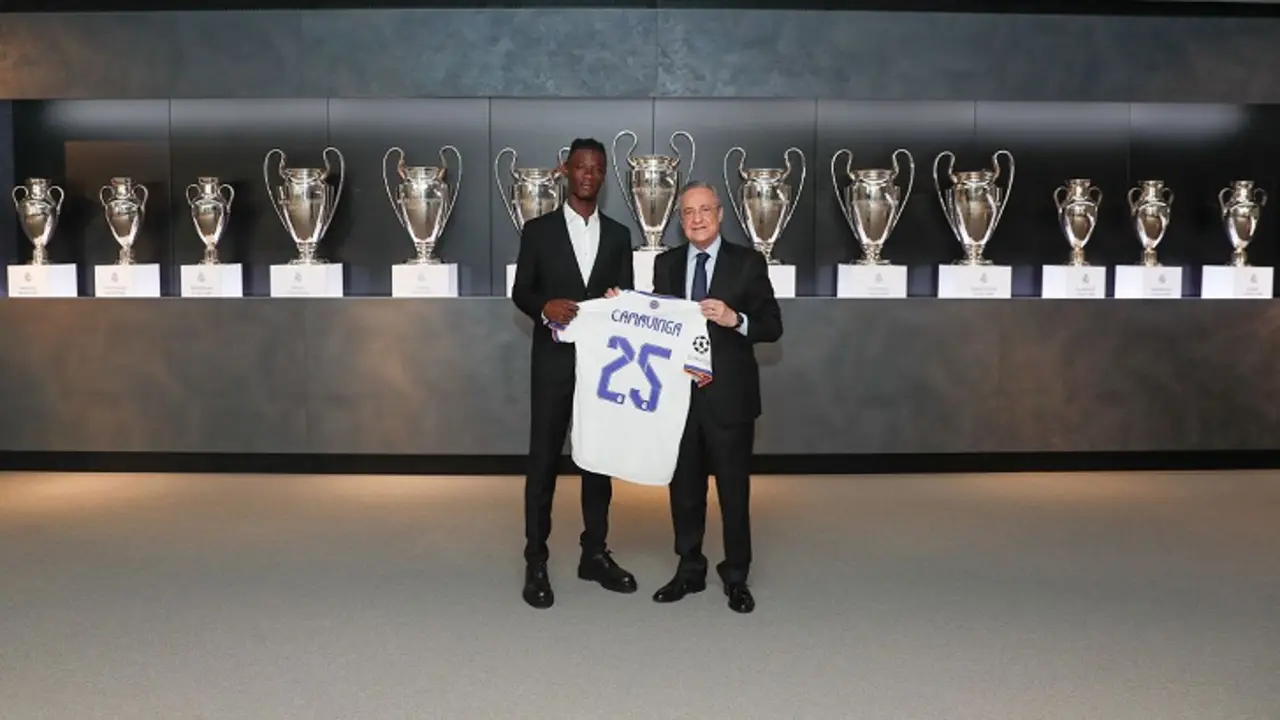Eduardo Camavinga con el presidente Florentino P&eacute;rez. realmadrid.com