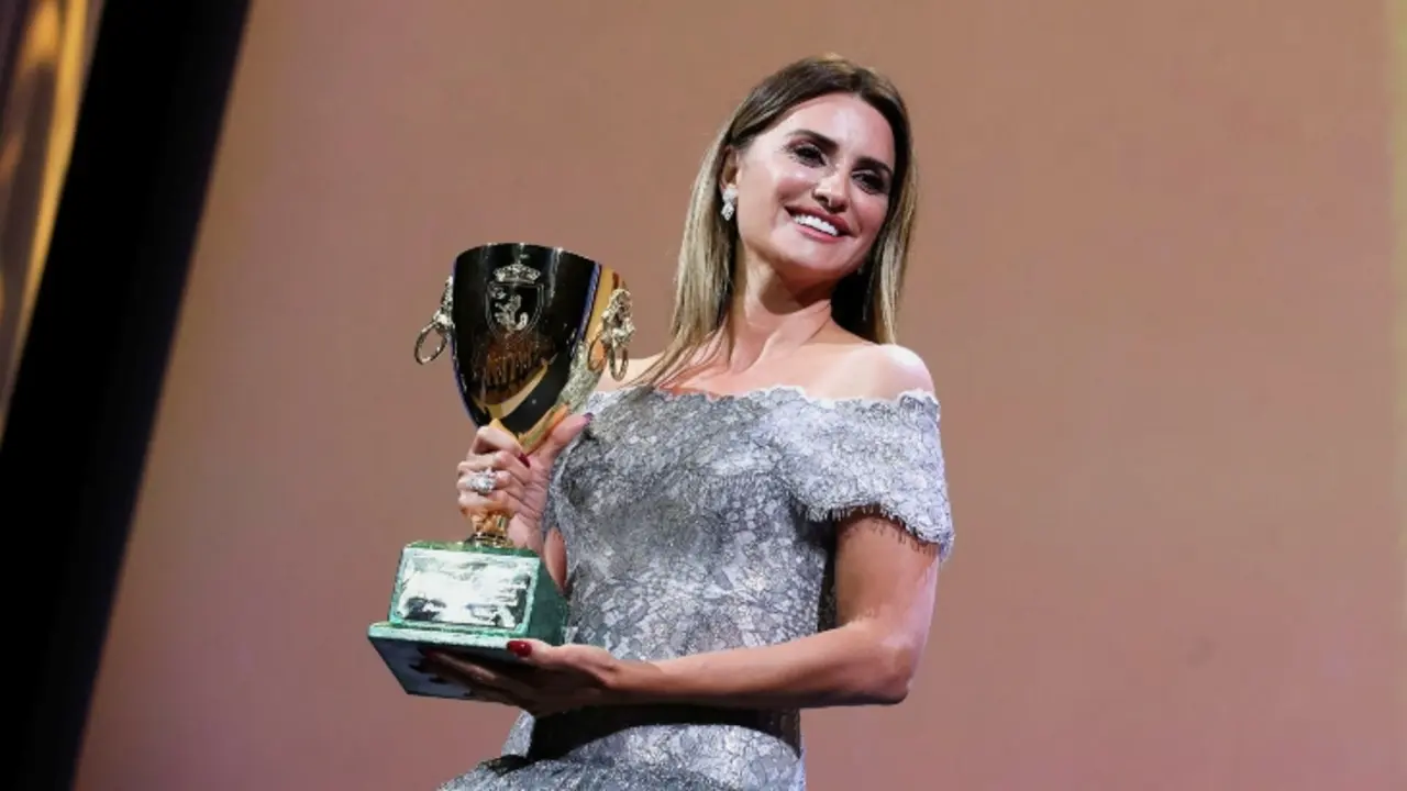Pen&eacute;lope Cruz, actriz, con Copa Volpi a la mejor actriz de la 78 edici&oacute;n del Festival de Venecia. / @la_Biennale