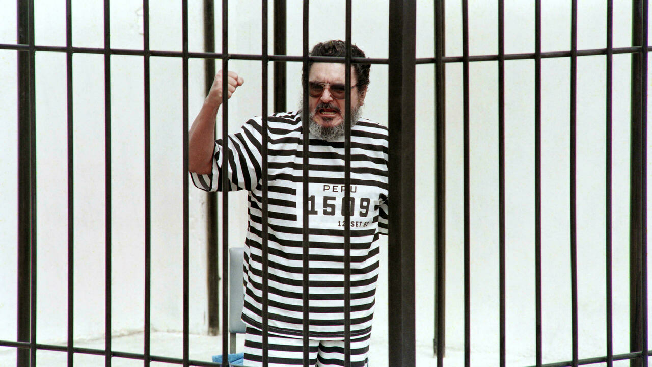 Abimael Guzm&aacute;n, recluido en una jaula, tras ser capturado en 1992 en Lima.