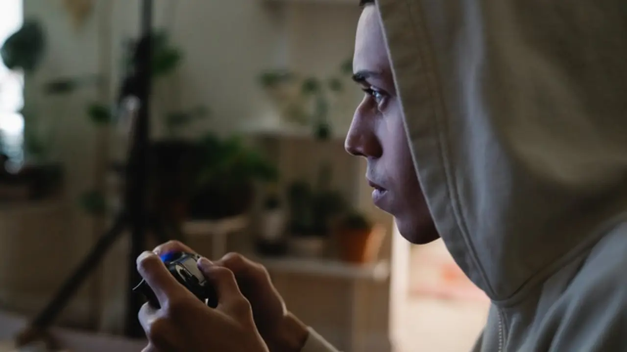 Adolescente jugando videojuegos. / Pexels.com.