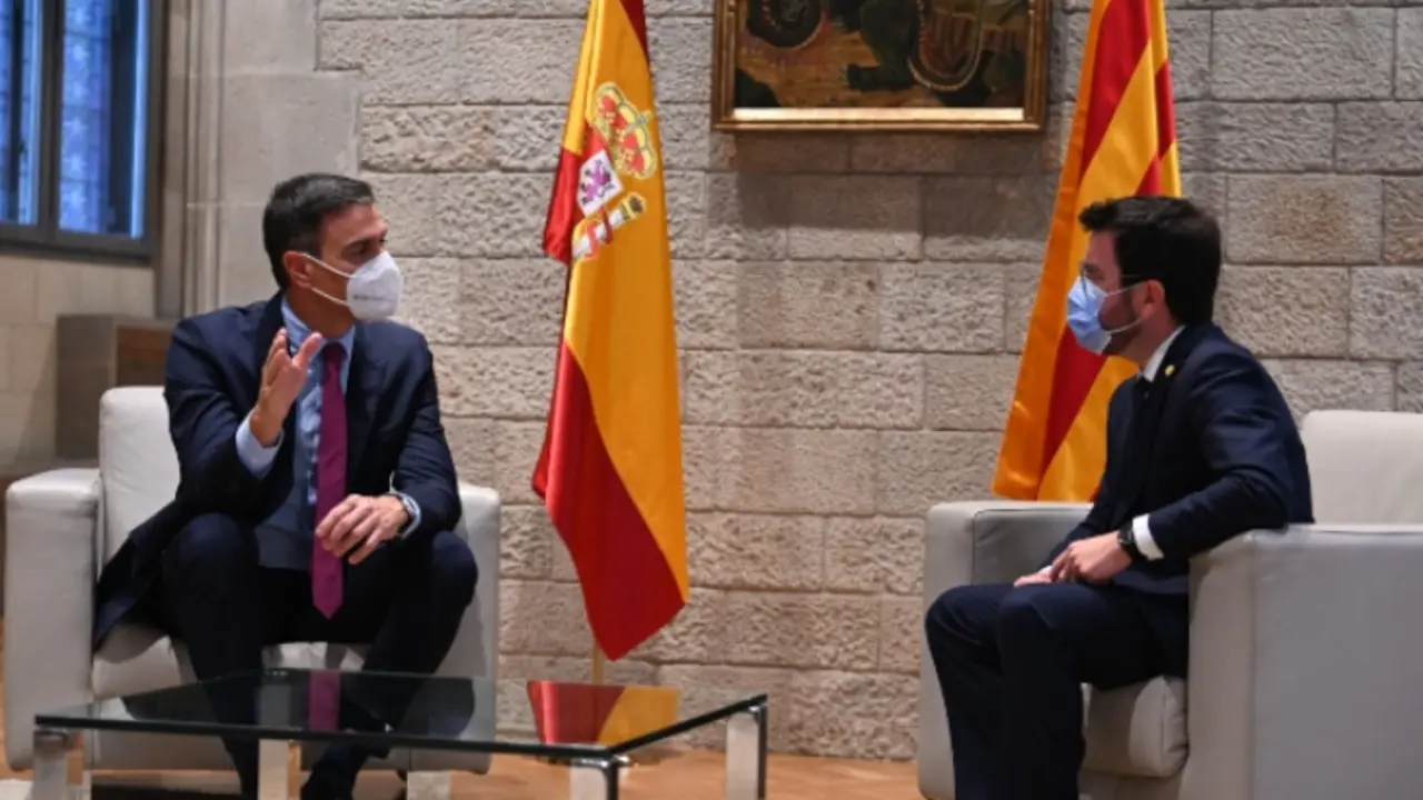 El presidente del Gobierno, Pedro S&aacute;nchez, y el presidente de la Generalitat, Pere Aragon&egrave;s durante la reuni&oacute;n en el Palau de la Generalitat, Barcelona. / Pool Moncloa / Borja Puig de la Bellacasa