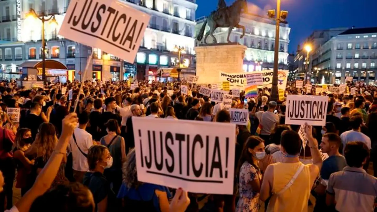 Los colectivos LGBTI protestan contra los delitos de odio. / Infolibre.