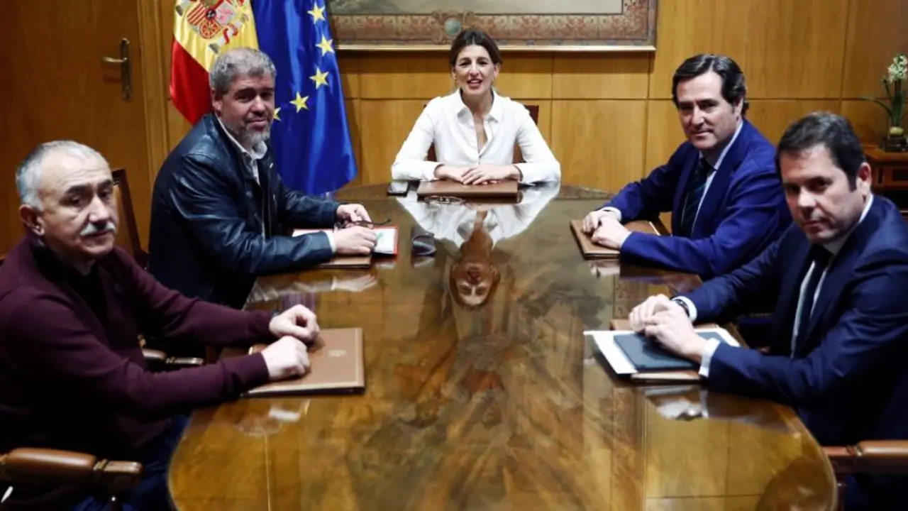 La ministra de Trabajo, Yolanda D&iacute;az, en un reuni&oacute;n con los dirigentes de las patronales y los sindicatos. / @desdelamoncloa