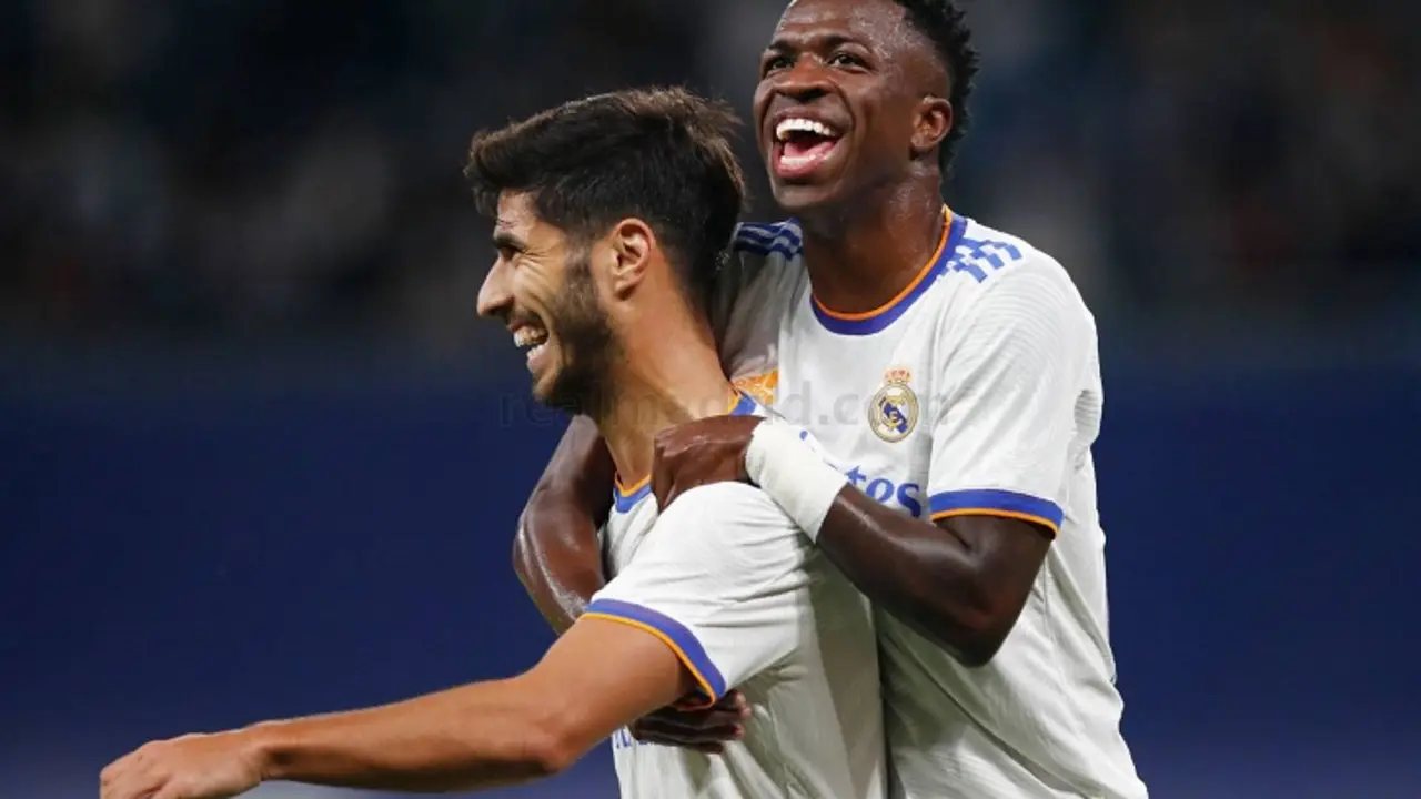 Asensio celebra con Vin&iacute;cius Jr. realmadrid.com
