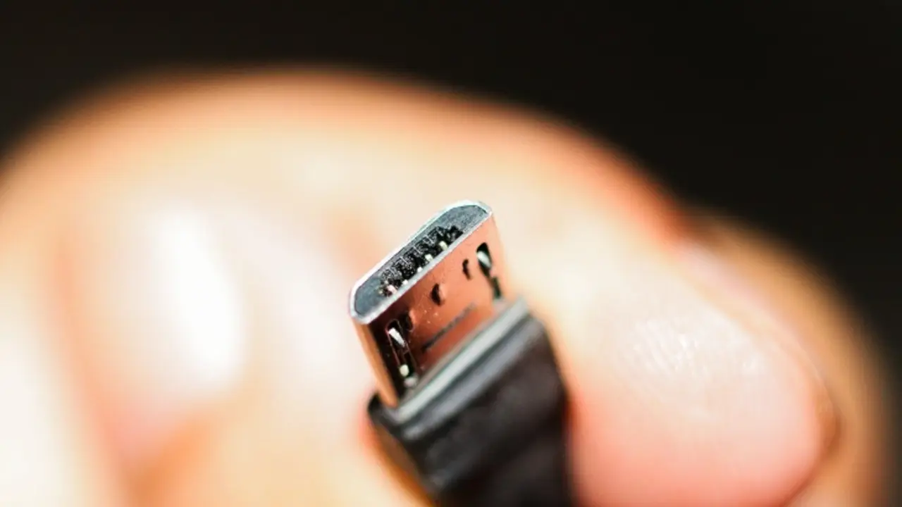 Cargador USB. / Pexels.