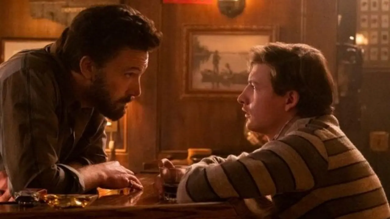 George Clooney dirige a Ben Affleck en The Tender Bar. / Amazon.