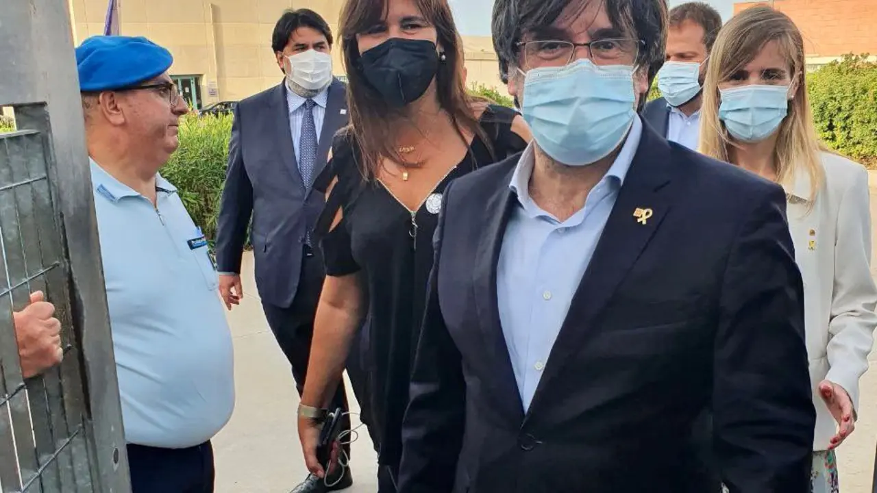 Carles Puigdemont tras salir de la c&aacute;rcel la tarde de este viernes en Cerde&ntilde;a. / Twitter @KRLS