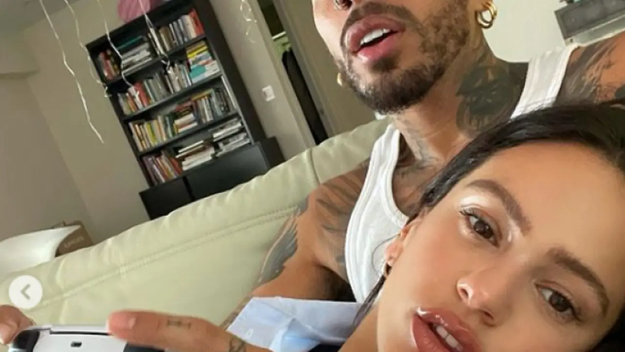 Rauw Alejandro y la Rosal&iacute;a juntos en el sof&aacute;. / @rosalia.vt en Instagram.
