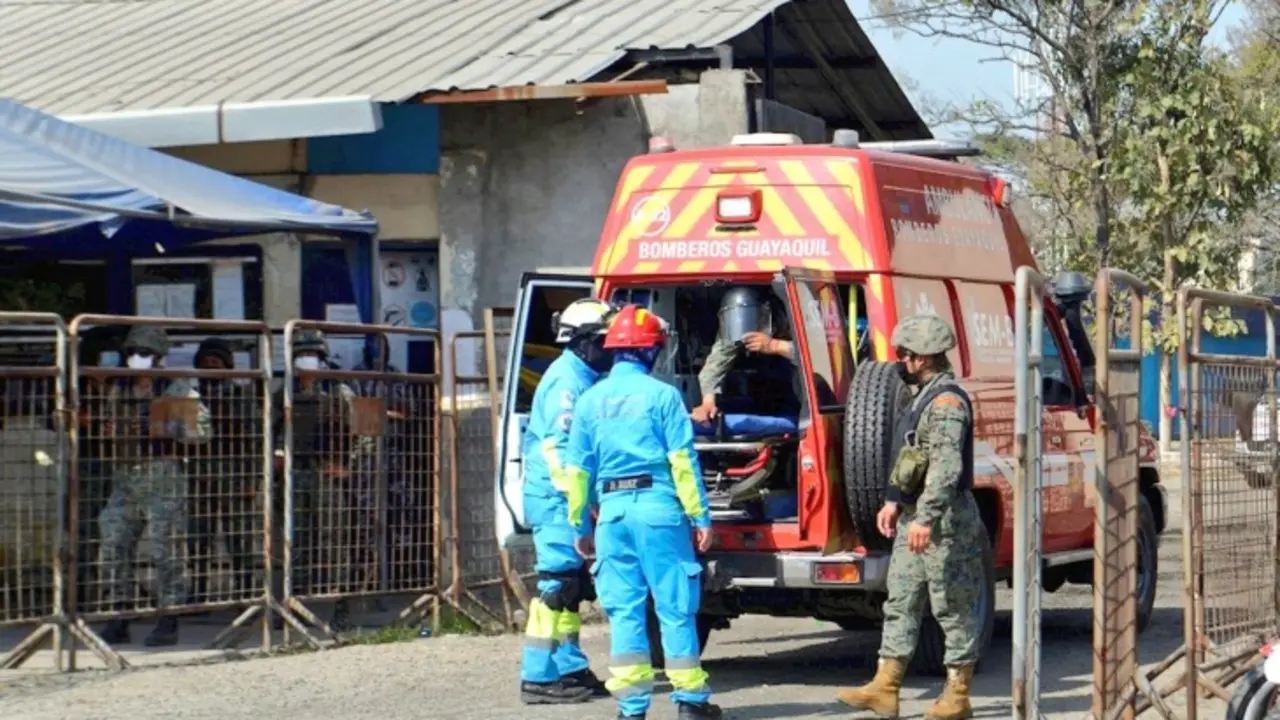 Los bomberos en la c&aacute;rcel de Guayaquil. Twitter.