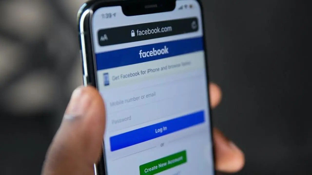 Un m&oacute;vil muestra en la pantalla la app de Facebook. / Solen Feyissa en Unsplash.