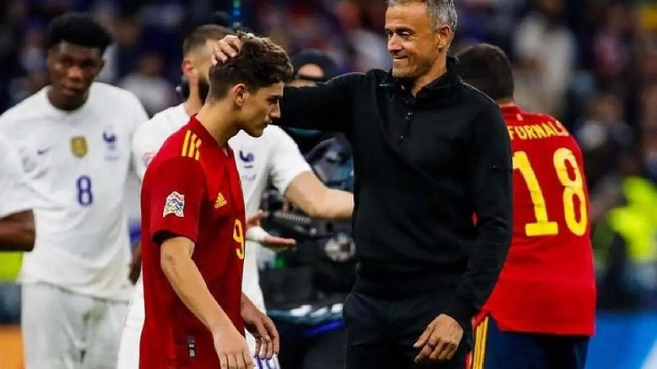 Gavi es felicitado por Luis Enrique. @BarsaBuzz