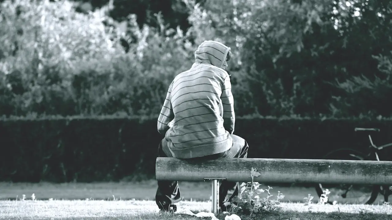 Hombre en un parque. / Matthias Zomer en Pexels.