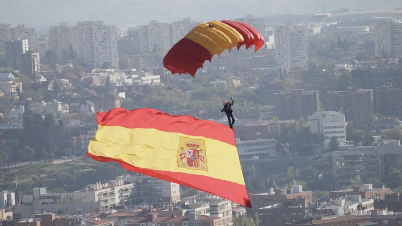 Un paracaidista en el 12 de Octubre. / Mundiario