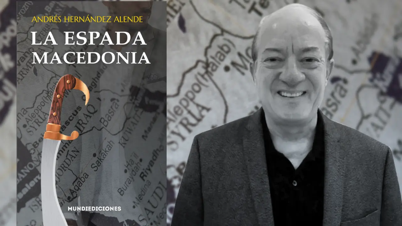 Portada de La espada macedonia con su autor. / Mundiediciones