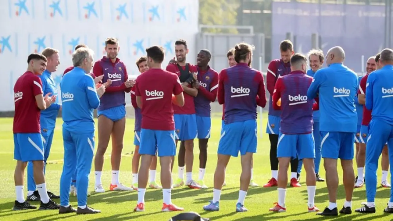 La plantilla junto a los t&eacute;cnicos afinan detalles para el duelo ante los valencianos - fcbarcelona.es