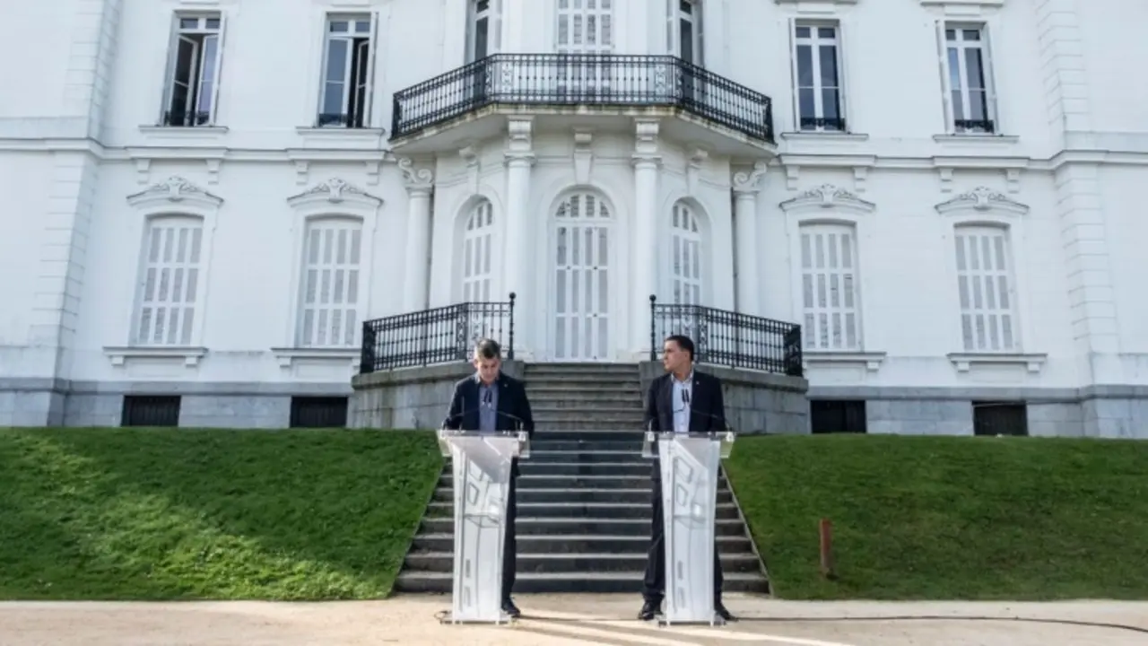 El secretario general de Sortu, Arkaitz Rodriguez, y el coordinador general de EH Bildu, Arnaldo Otegi, durante la lectura de la denominada Declaraci&oacute;n del 18 de octubre, en el palacio de Aiete, San Sebasti&aacute;n. /  Bildu