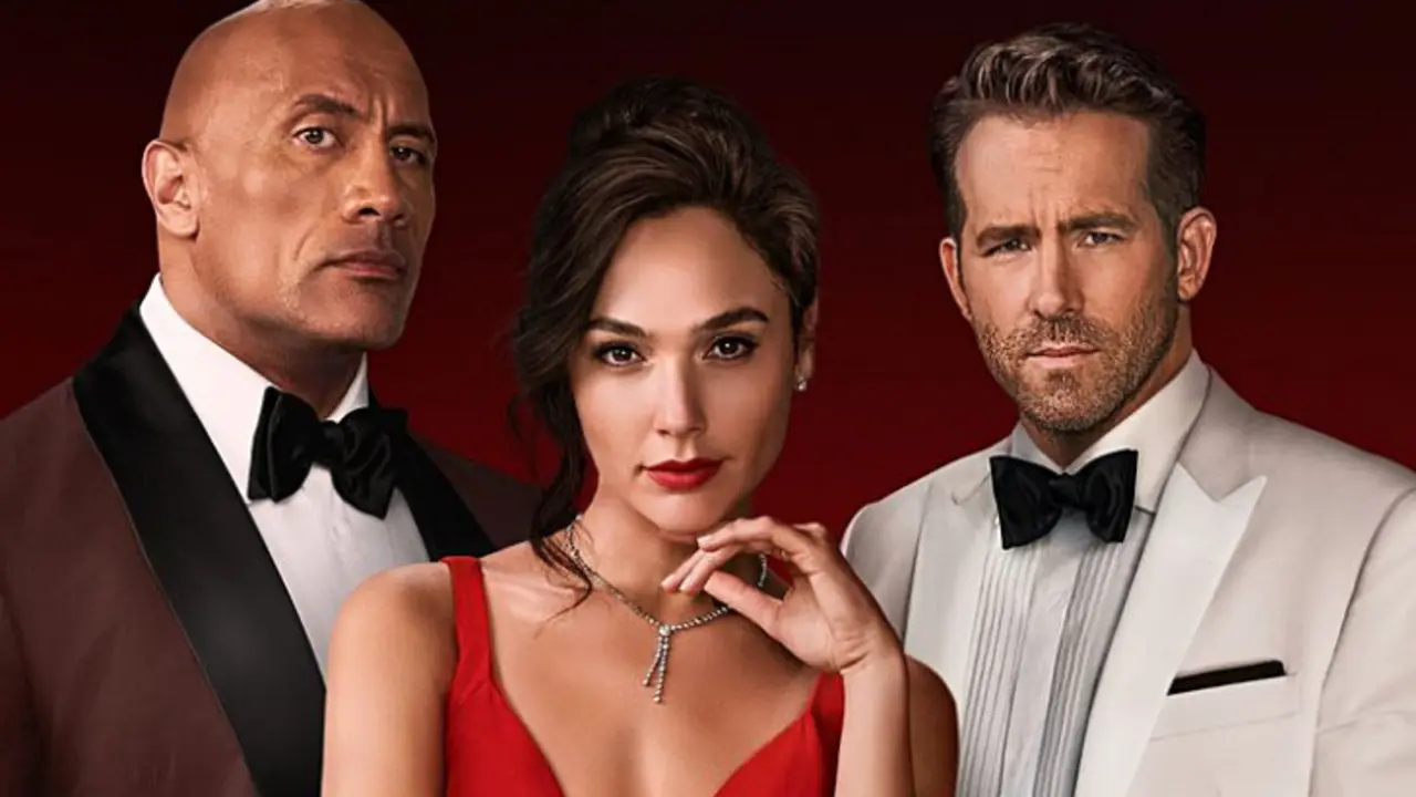 Gal Gadot, Dwayne Johnson y Ryan Reynolds en la pel&iacute;cula Red Notice. / Netflix.