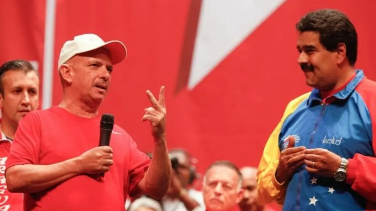 Hugo Carvajal junto a Nicol&aacute;s Maduro en un acto p&uacute;blico. RR SS.