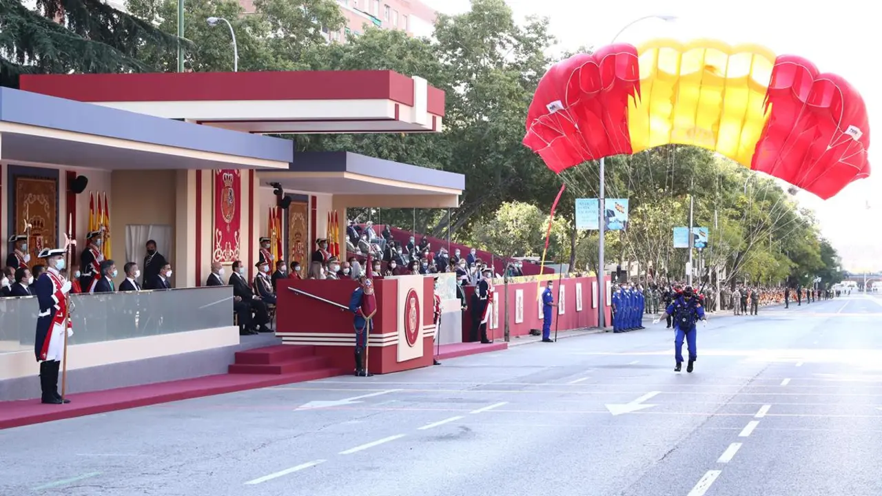 Uno de los militares de la patrulla acrob&aacute;tica de paracaidismo del Ej&eacute;rcito del Aire toma tierra portando la bandera de Espa&ntilde;a. / Fernando Calvo, del Pool Moncloa