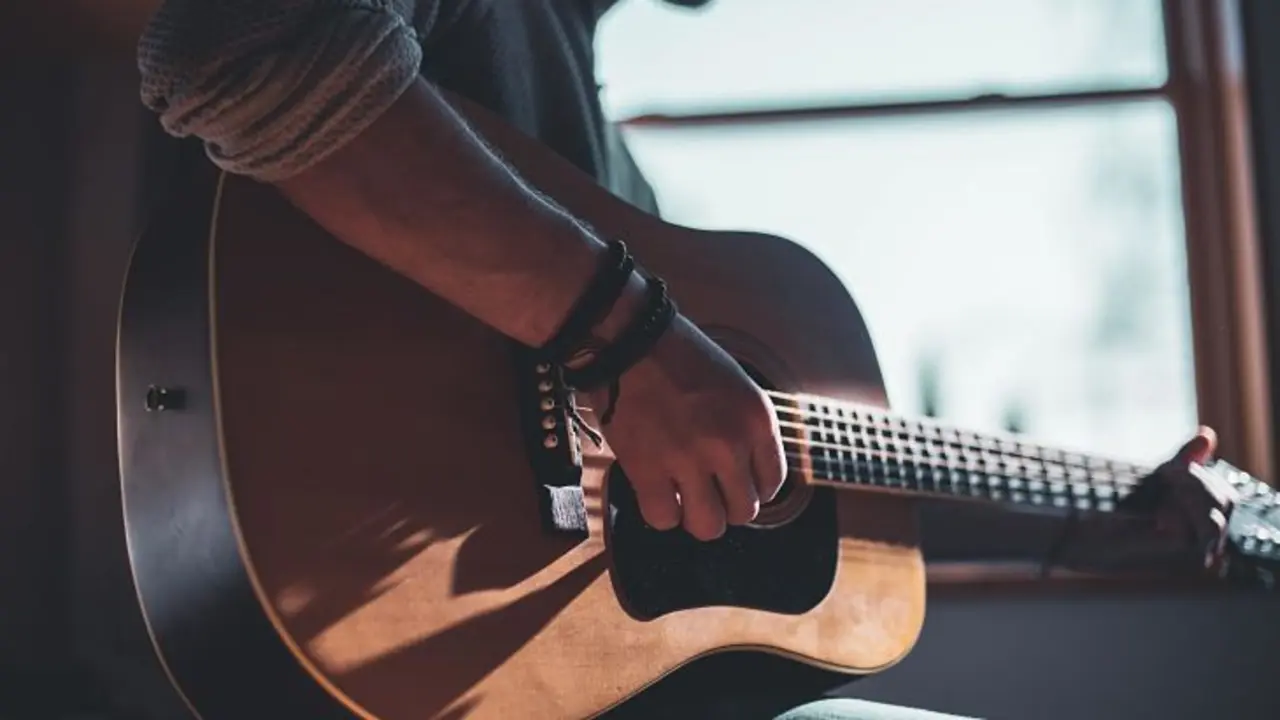 Una persona toca la guitarra. / Jacek Dylag en Unsplash.