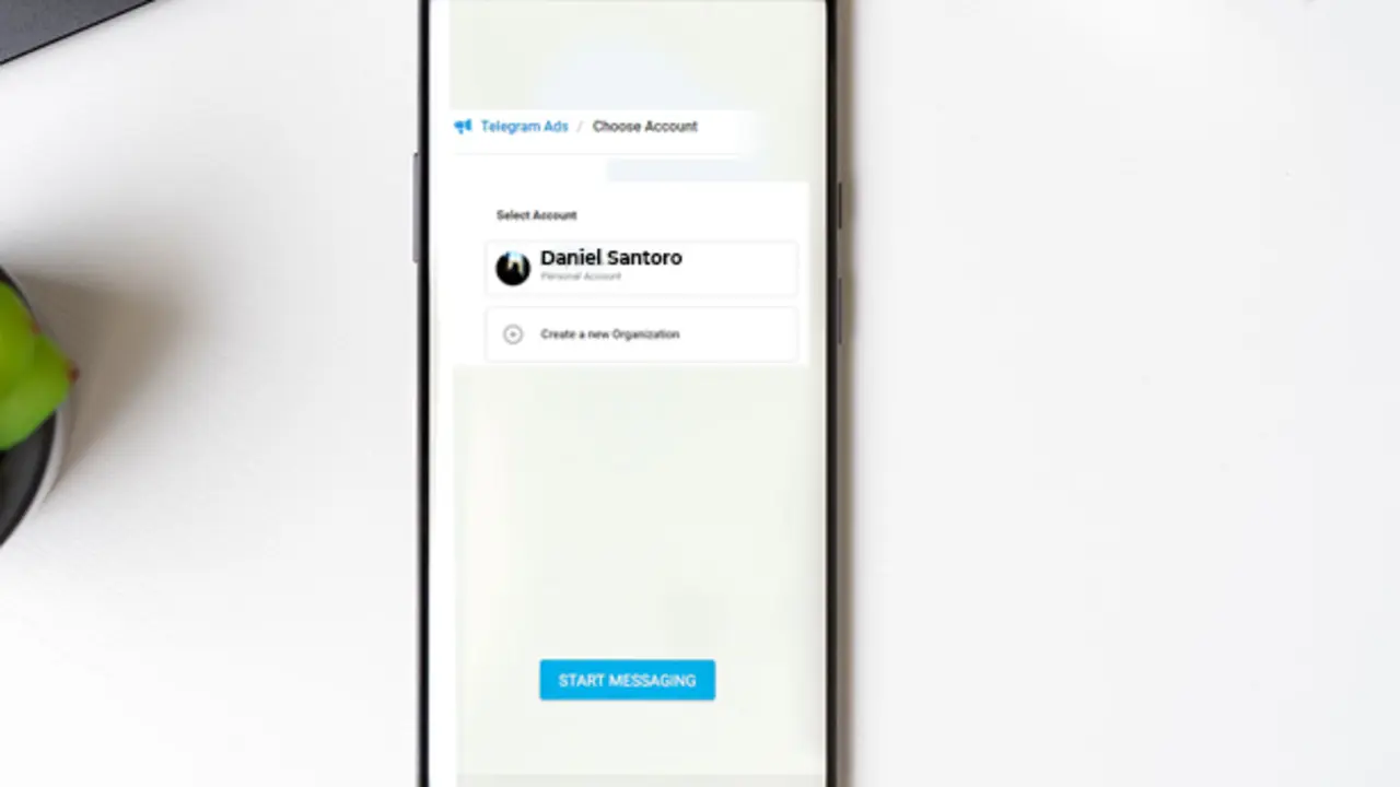 Tel&eacute;fono m&oacute;vil con la plataforma Telegram Ads. / Freepik, collage.