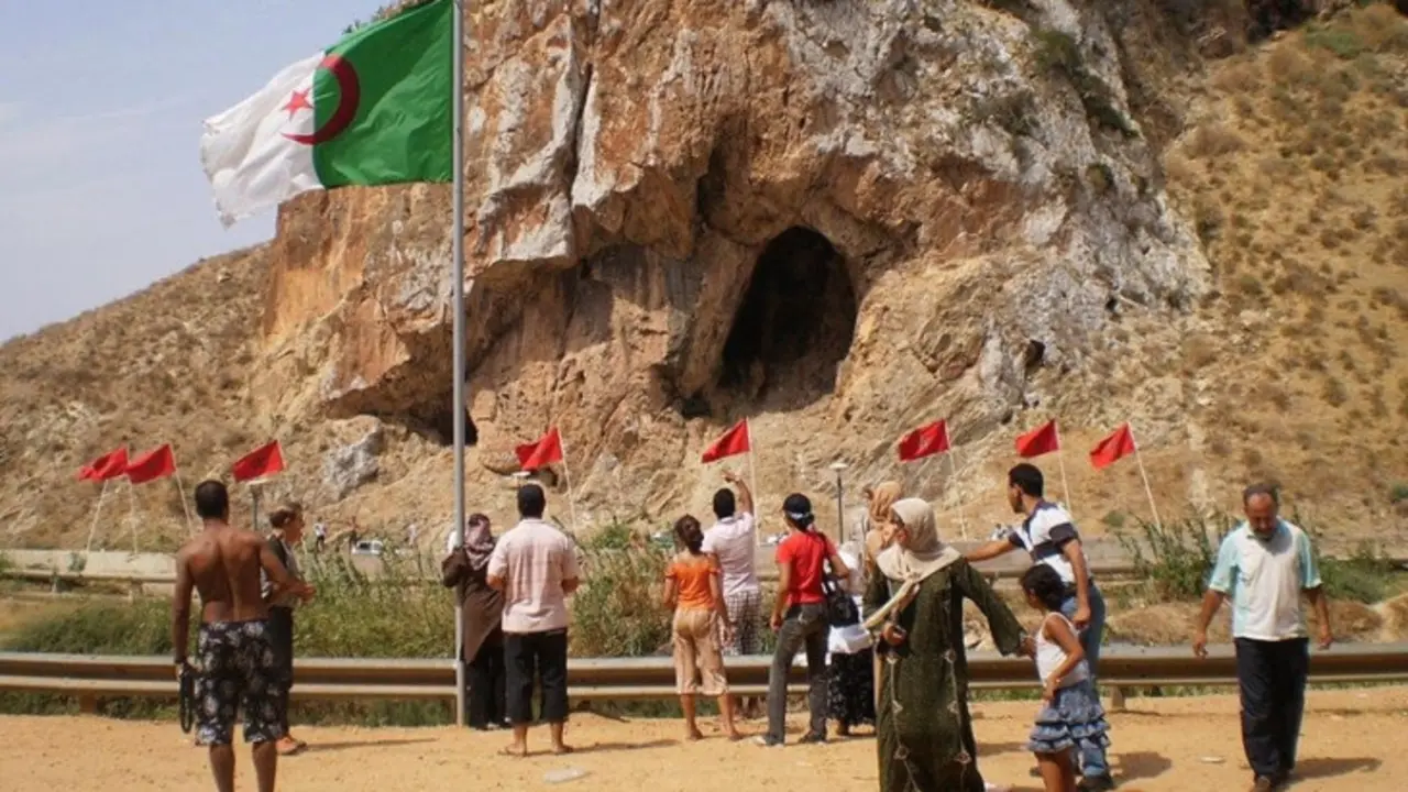 Lugar fronterizo donde se saludan marroqu&iacute;es y argelinos en el S&aacute;hara. / Wikimedia Commons / amekinfo from BLIDA, ALGERIE