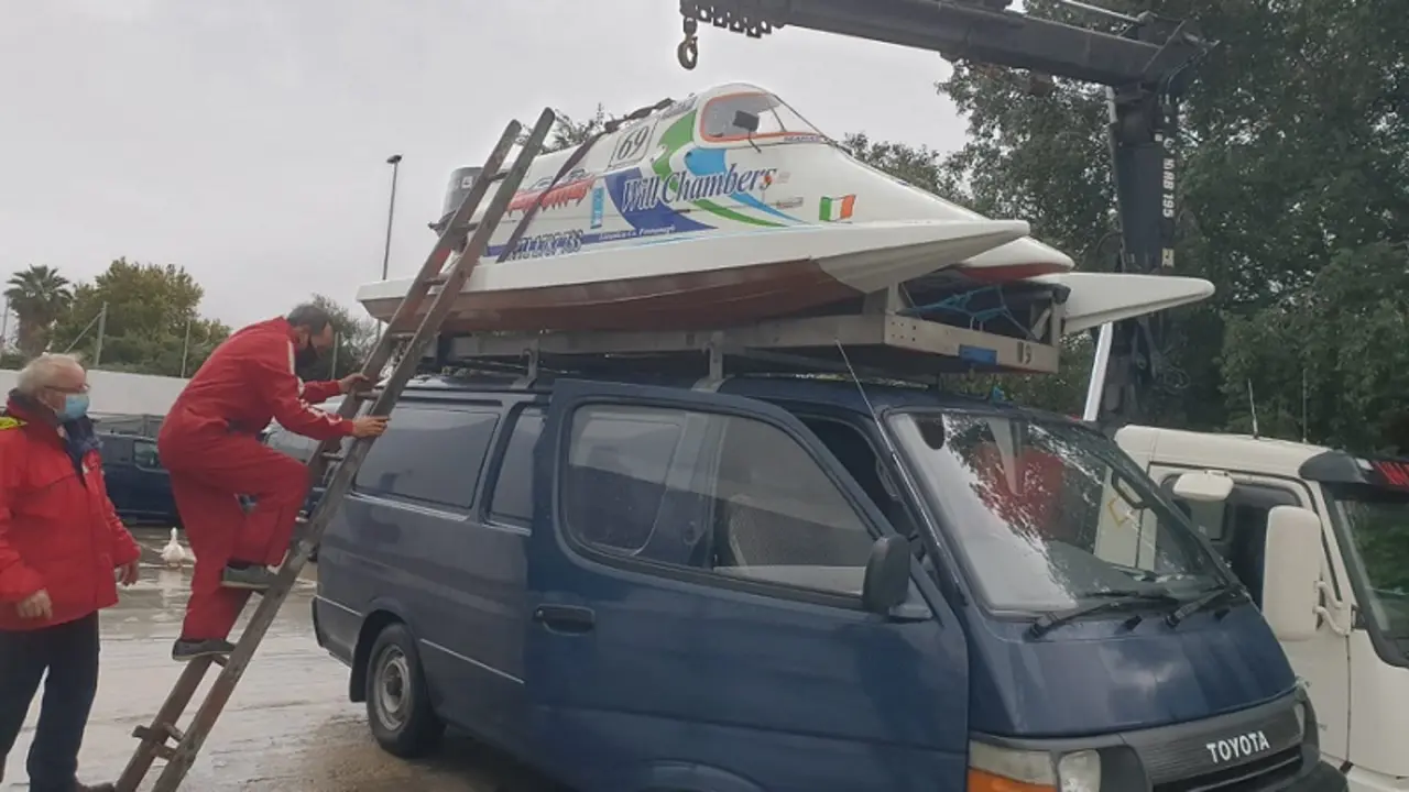 Una embarcación.