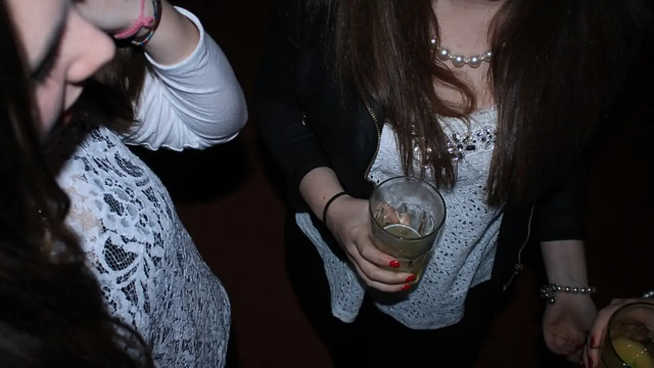 Adolescentes bebiendo alcohol en una fiesta./ Pixabay.