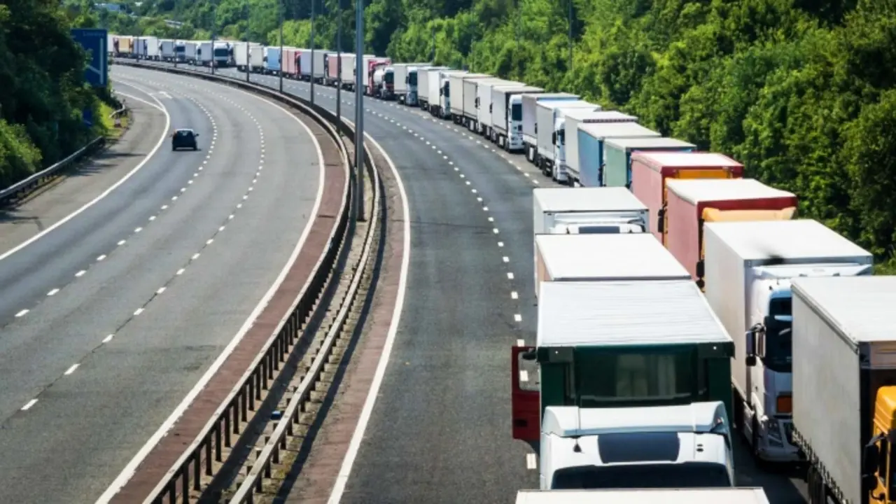 Camioneros atascados en una autopista. / Rtve.es