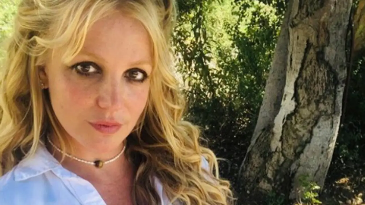 Britney Spears posando para una fotograf&iacute;a en un jard&iacute;n. / @britneyspears