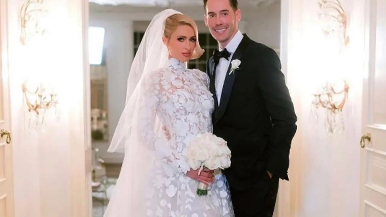 Paris Hilton junto a su esposo Carter Reum. / @sposimagazine en Instagram.