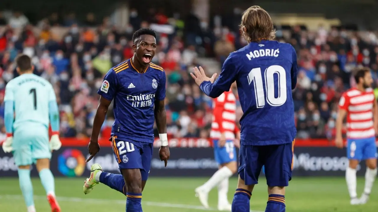 Vin&iacute;cius Jr. celebra con Luka Modric. realmadrid.com