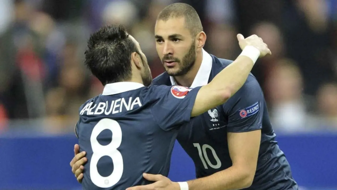 Mathieu Valbuena y Karim Benzema se abrazan en un partido de Francia. Twitter.