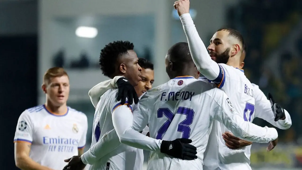 Karin Benzema celebra con sus compa&ntilde;eros. realmadrid.com