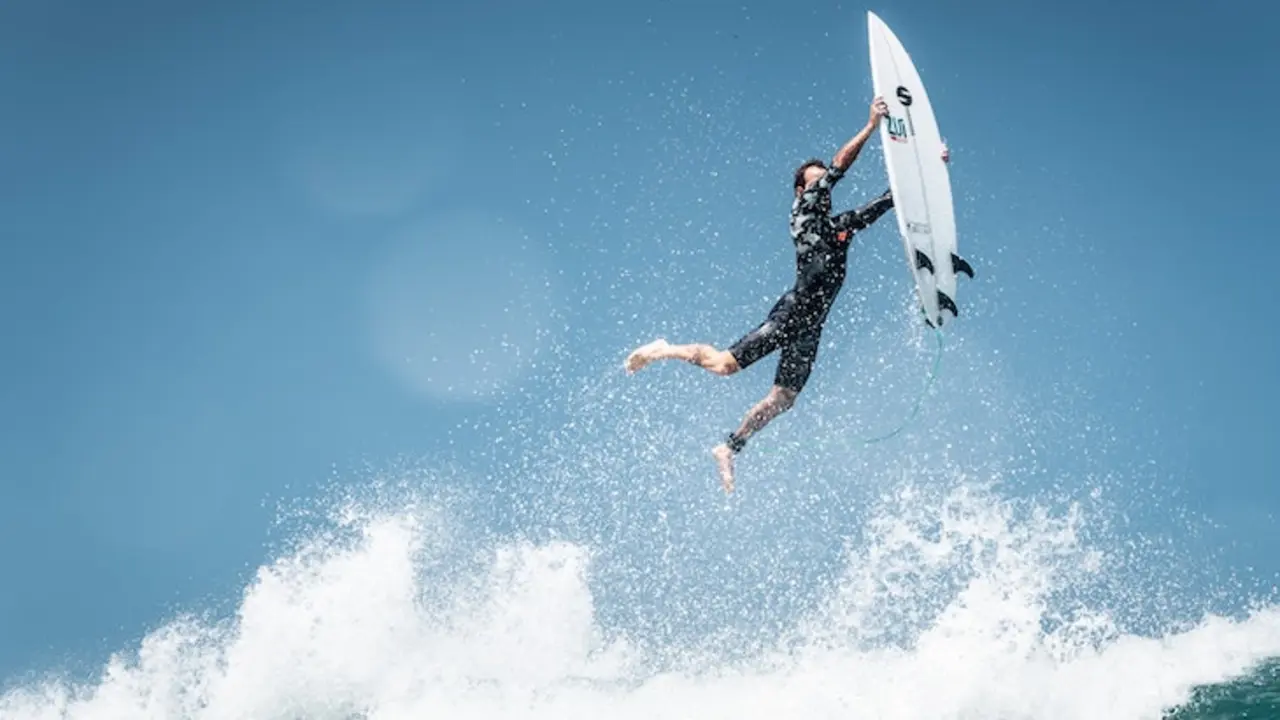 Un hombre surfeando. / Murilo Fonseca en Pexels